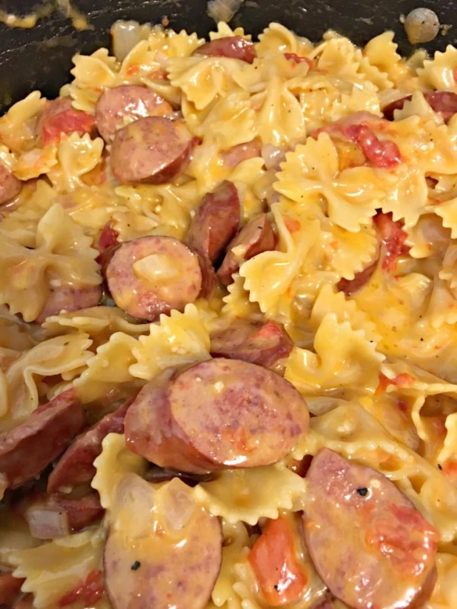 Reader review: I am a super busy mom of 5, (4 of which are teenage boys)! And this was easy and not time consuming at all. Best part is, it tastes amazing. Huge hit in my household. I just doubled the receipt. Thank you!

If you want to try the recipe you can find it here.
https://jugglingrealfoodandreallife.com/2016/06/easy-recipe-one-pot-smoked-sausage-pasta.html